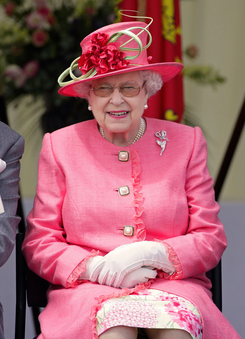 Nữ hoàng Elizabeth II nổi bật trong chiếc mũ cùng trang phục màu hồng tươi sáng.